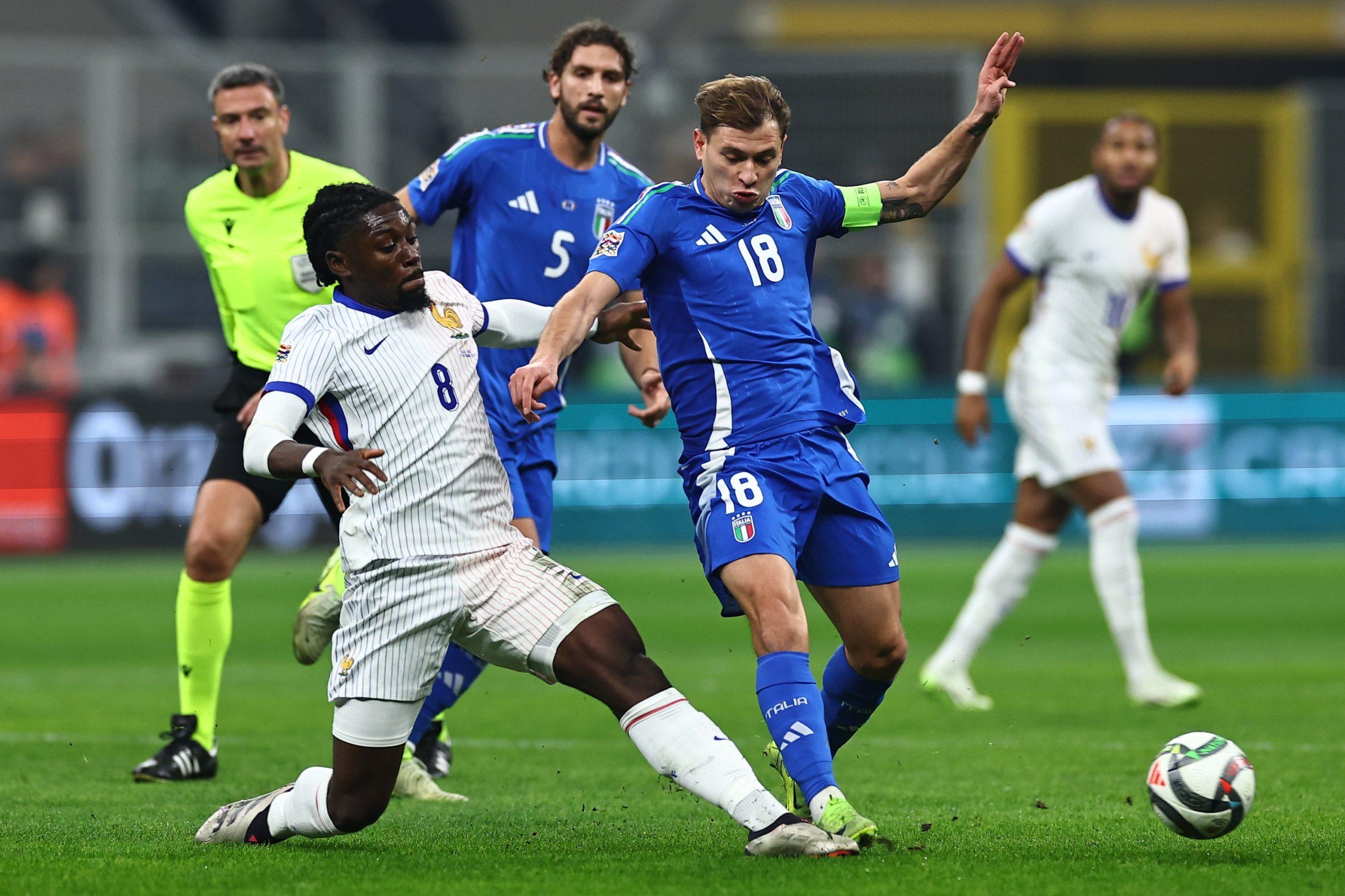 Pemain Italia dan Prancis berebut bola dalam pertandingan UEFA Nations League. (Twitter/@Azzurri_En)