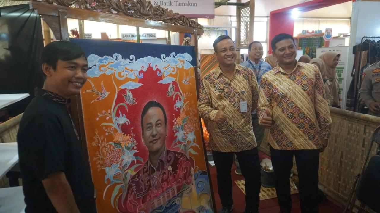 Wali kota Pekalongan, Afzan Arslan Djunaid berpose dengan karya batik dari Tamakun Art. (Dok.Pemkot Pekalongan)