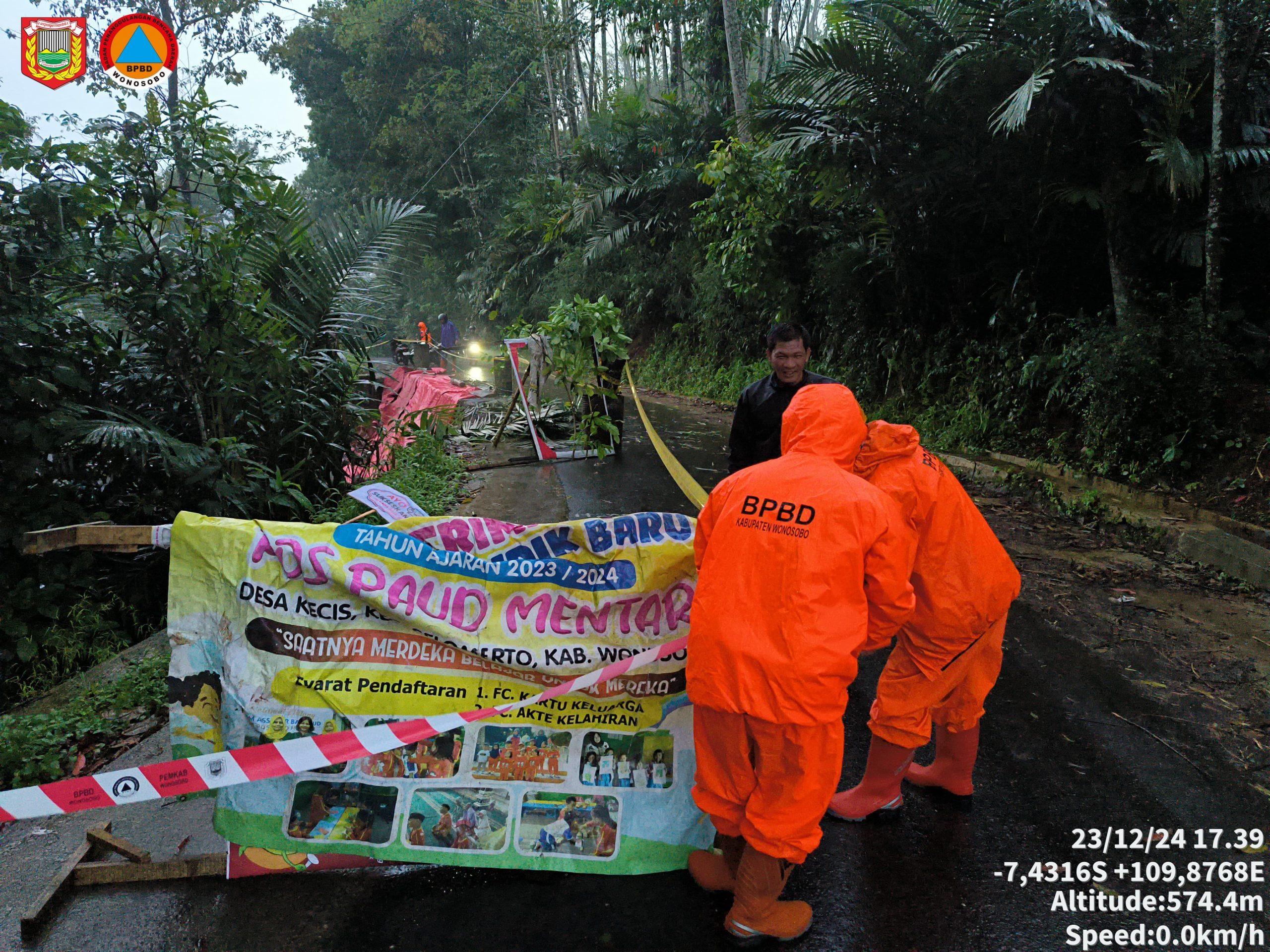 Pemasangan rambu peringatan oleh petugas BPBD di jalan Desa Kecis Kecamatan Selomerto (Dok.Gena/Mercusuar)