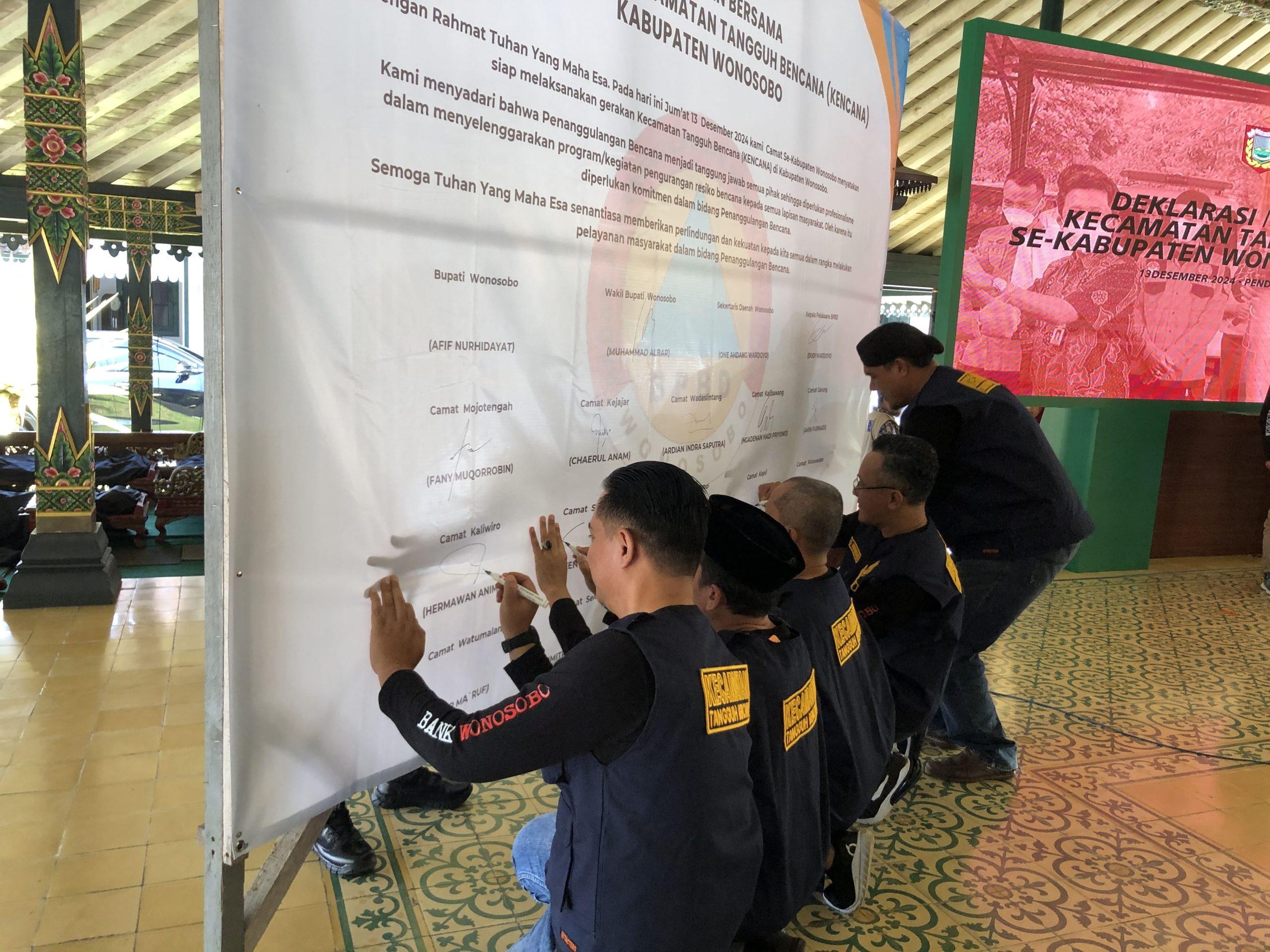 15 Camat Se-Kabupaten Wonosobo menandatangani deklarasi Kencana, Jumat (13/12/24)