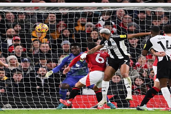Pemain Newcastle United Joelinton menanduk bola ke arah gawang Manchester United dalam laga lanjutan Liga Inggris. (Twitter/@NUFC)