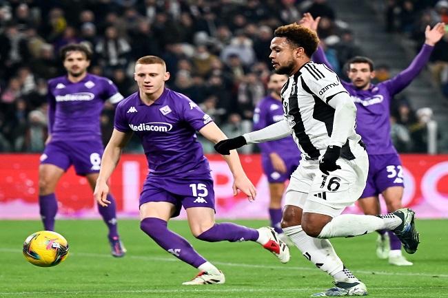 Pemain Juventus dan Fiorentina berebut bola dalam pertandingan lanjutan Serie A Italia. (Twitter/@juventusfcen)