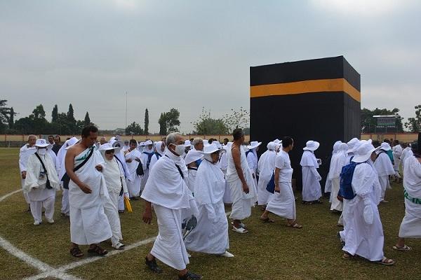 Sejumlah masyarakat tengah melakukan manasik haji. (IST)