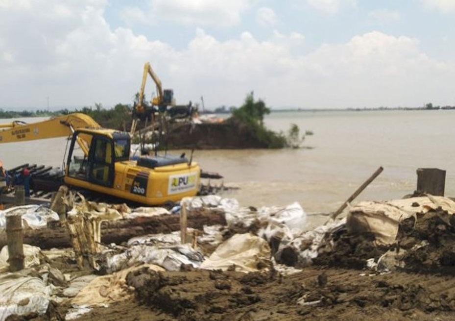 Sebuah alat berat tengah membuat tanggul di kawasan Sungai Wulan. (IST)