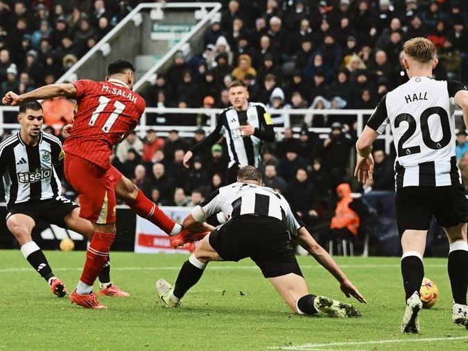 Pemain Liverpool Mohamed Salah (merah) saat melepas tendangan ke arah gawang Newcastle dalam pertandingan lanjutan Liga Inggris. (Twitter/@LFC)