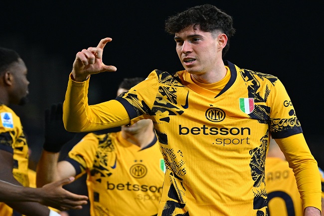 Pemain Inter Milan Alessandro Bastoni berselebrasi usai mencetak gol ke gawang Cgaliari dalam laga lanjutan Serie A Italia. (Twitter/@Inter)