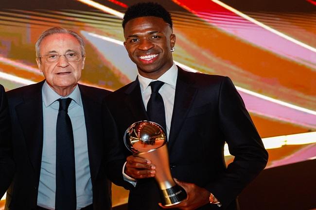 Vinicius Junior (kanan) dengan trofi pemain terbaik dunia FIFA 2024.(Twitter/@realmadrid)