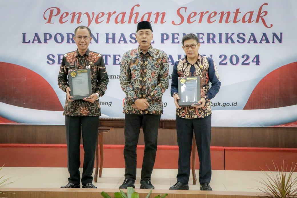 Pj Bupati Banjarnegara Muhamad Masrofi dan Ketua DPRD Banjarnegara Anas Hidayat menerima LHP dari BPK RI perwakilan Jawa Tengah di Auditorium Lantai 3 Gedung BPK Jateng Semarang.(foto/doc.BPK)
