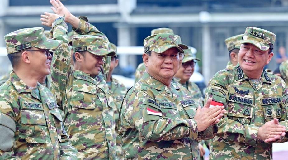 Presiden RI Prabowo Subianto bersama para menteri di kawasan Akmil Magelang. (BPMI-Setpres)