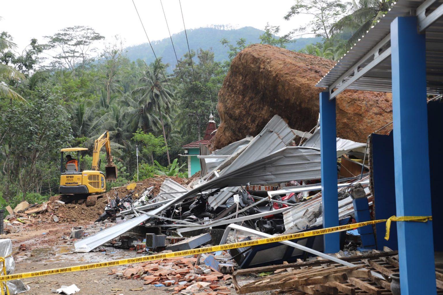 Sebuah alat berat tengah melakukan tindakan dalam penanganan longsor yang menimpa pemukiman Warga Desa Plipiran, Kecamatan Bruno, Kabupaten Purworejo. (Dok.Pemprov Jateng)