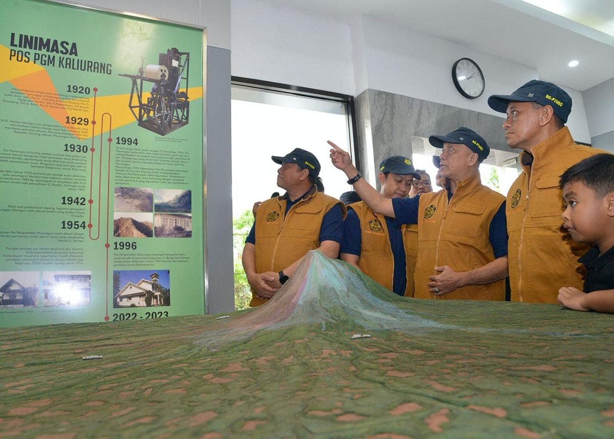 Menteri Energi dan Sumber Daya Mineral (ESDM) Bahlil Lahadalia saat mengunjungi Pos Pengamatan Gunung Api (PGA) Merapi di Kaliurang, Yogyakarta. (Dok.Kemen ESDM)