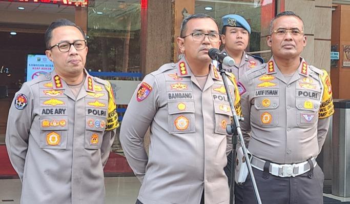 Kabid Propam Polda Metro Jaya, Kombes Pol. Bambang Satriawan saat memberikan keterangan terkait adanya oknum polisi yang melakukan penganiayaan kepada ibunya hingga tewas. (Dok.Polri)