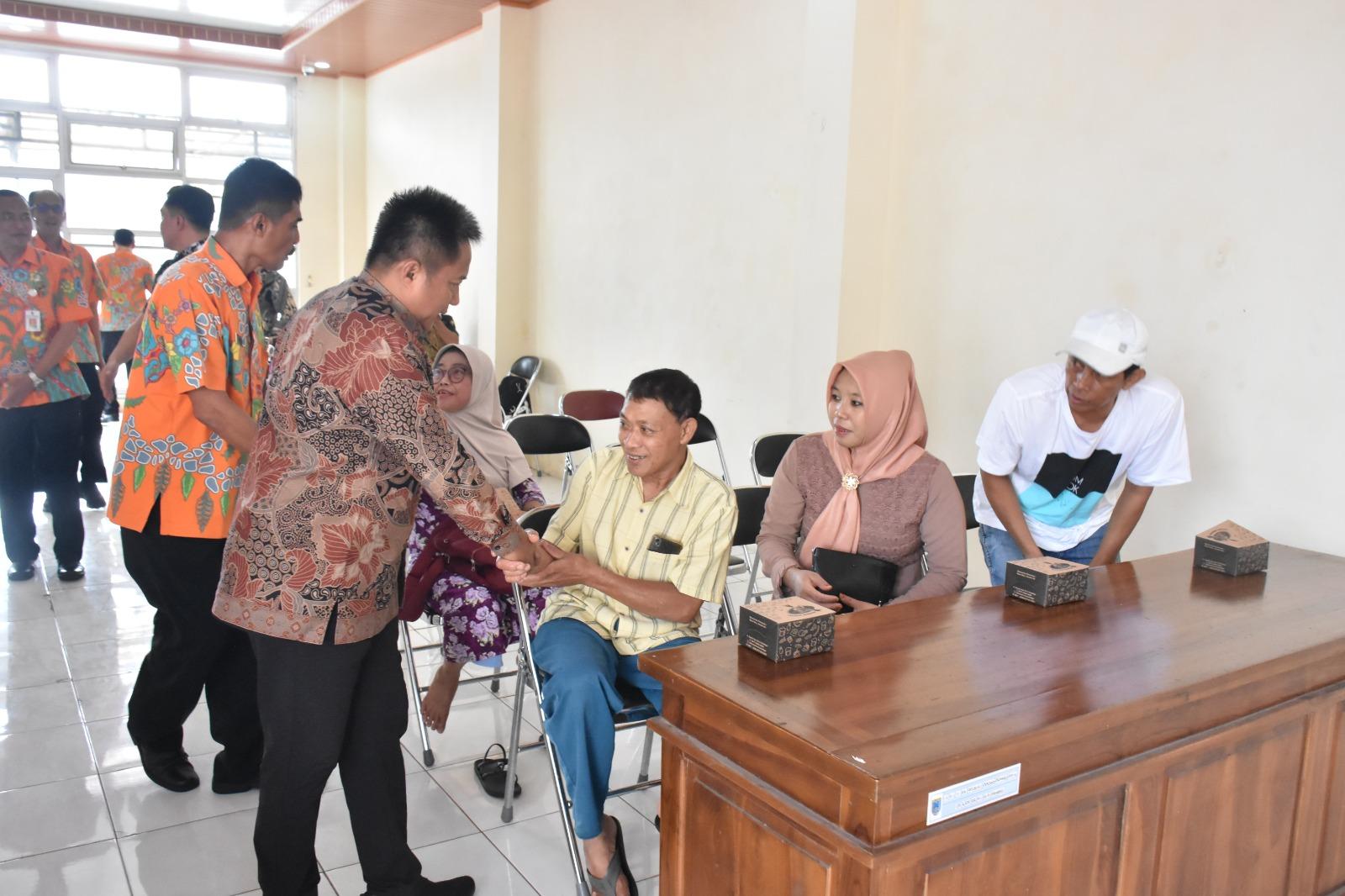 Penjabat (Pj) Wali Kota Salatiga Yasip Khasani saat memberikan bantuan BBM kepada distributor cabai dan bawang merah. (Dok.Pemkot Salatiga)
