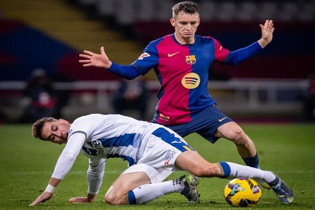 Pemain Barcelona dan Leganes berebut bola dalam pertandingan lanjutan La Liga Spanyol. (Twitter/@FCBarcelona)