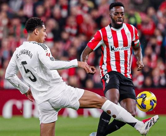 Pemain Real Madrid Jude Bellingham saat mencoba mengamankan bola dalam pertandingan melawan Athletic Bilbao di ajang La Liga Spanyol. (Twitter/@realmadrid)