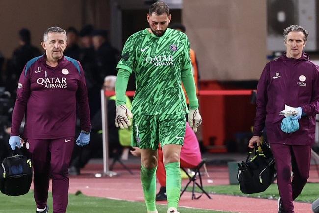 Penjaga gawang PSG Gianluigi Donnarumma saat ditarik keluar lapangan dalam pertandingan melawan Monaco di ajang Ligue 1. (Twitter/@PSG_English)
