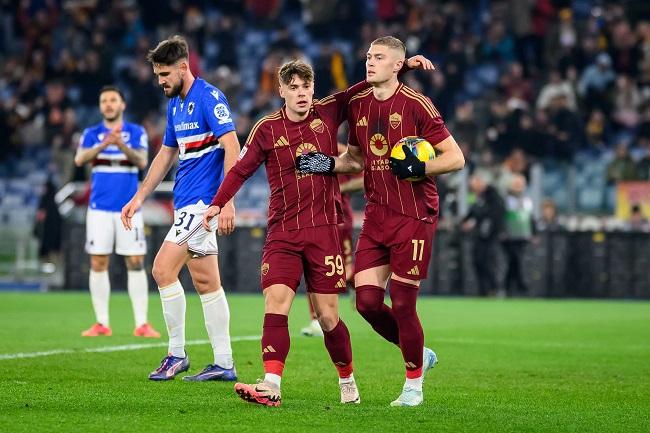 Pemain AS Roma Artem Dovbyk (paling kanan) berselebrasi usai mencetak gol ke gawang Sampdoria di ajang Coppa Italia. (Twitter/@OfficialASRoma)
