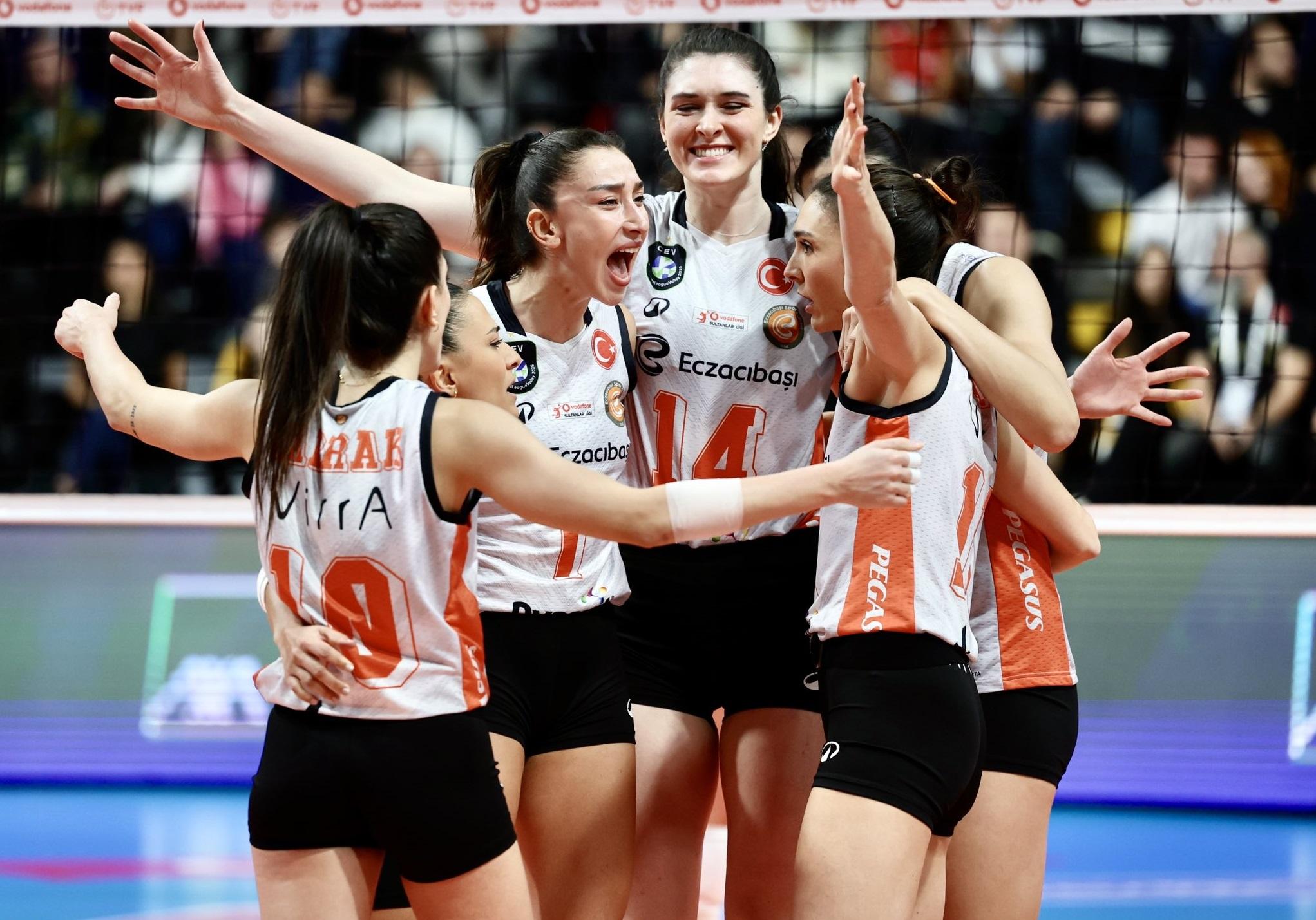 Para pemain Eczacibasi berselebrasi usai mendapat poin dalam pertandingan melawan VakifBank. (Twitter/@EczacibasiSK)