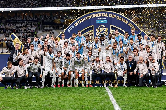 Para pemain Real Madrid berselebrasi dengan trofi Piala Interkontinental FIFA. (Twitter/@realmadrid)
