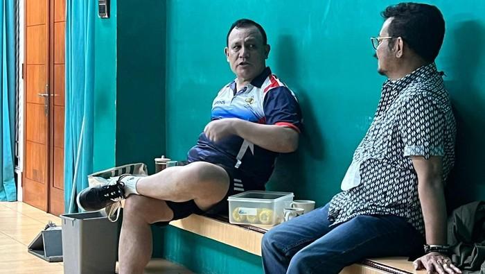 Foto pertemuan Firli Bahuri dengan manyan Mentan SYL di lapangan bulutangkis. (Foto: dok. Istimewa)