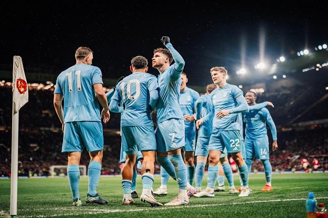 Para pemain Nottingham Forest berselebrasi usai mencetak gol ke gawang Manchester United dalam laga lanjutan Liga Inggris. (Twitter/@NFFC)
