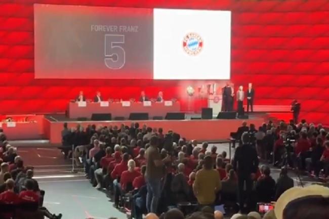 Bayern Munchen saat mengumumkan memensiunkan kostum dengan nomor punggung 5. (Twitter)