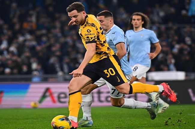 Pemain Inter Milan dan Lazio berebut bola dalam laga lanjutan Serie A Italia. (Twitter/@Inter)