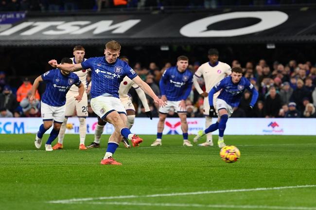Pemain Ipswich Town Liam Delap saat melakukan eksekusi penalti dalam pertandingan melawan Chelsea di ajang Liga Inggris. (Twitter/@IpswichTown)