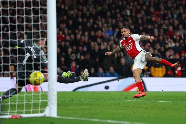 Pemain Arsenal Gabriel Jesus (kanan) saat melepas bola ke gawang Southampton dalam pertandingan Carabao Cup alias Piala Liga. (Twitter/@Arsenal)
