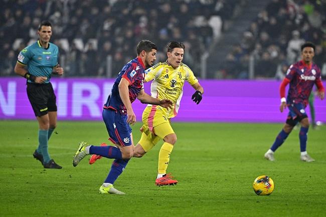 Pemain Juventus dan Bologna berebut bola dalam laga lanjutan Serie A Italia. (Twitter/@juventusfcen)