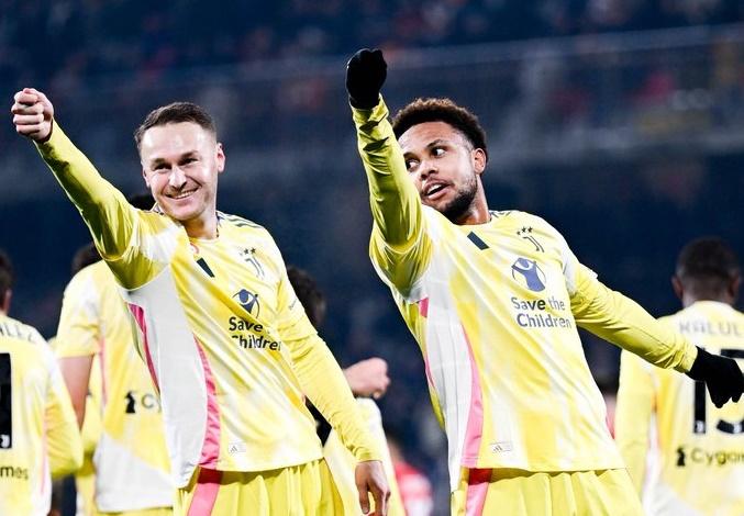 Para pemain Juventus berselebrasi usai mencetak gol ke gawang Monza dalam laga lanjutan Serie A Italia. (Twitter/@juventusfcen)