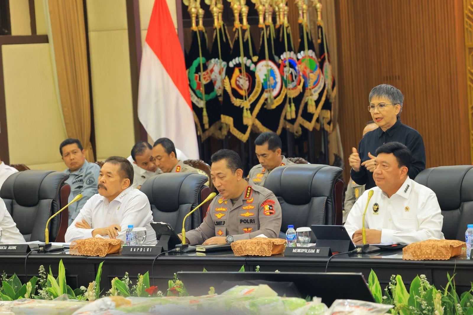 Kapolri Jenderal Listyo Sigit Prabowo (tengah) saat memberikan keterangan di Mabes Polri. (Dok.Polri)