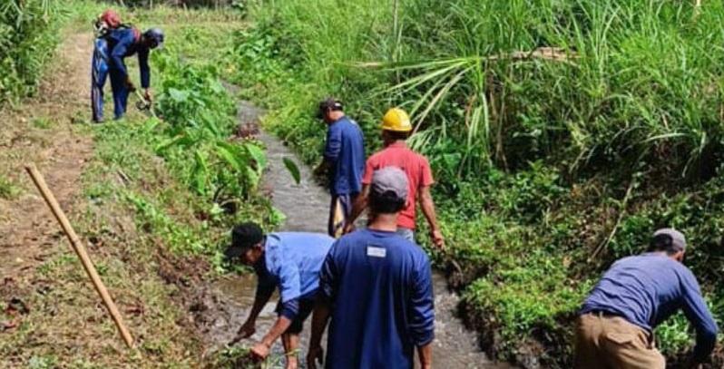 Sejumlah warga tengah melakukan kerja bakti membersihkan aliran sungai. (IST)
