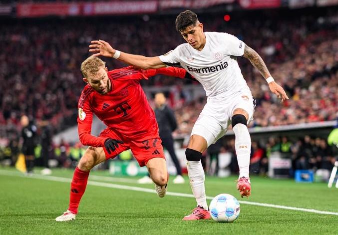 Pemain Bayern Munchen dan Leverkusen berebut bola dalam pertandingan babak 16 besar Piala Jerman. (Twitter/@bayer04_en)