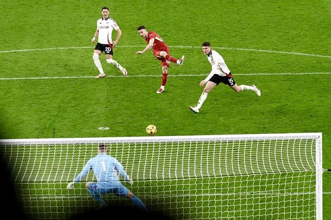 Pemain Liverpool Diogo Jota saat melepas tembakan ke gawang Fulham dalam laga lanjutan Liga Inggris. (Twitter/@LFC)