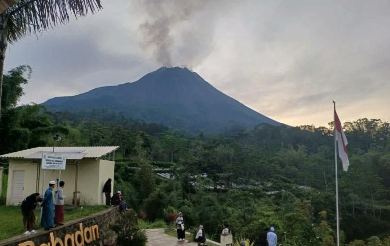 Gunung Merapi teramati dari pos Babadan, Magelang. (Twitter/@BPPTKG)