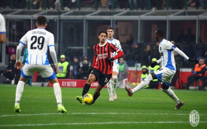 Pemain AC Milan Tijjani Reijnders (tengah) mendapat pengawalan ketat dari para pemain Sassuolo dalam pertandingan babak 16 besar Coppa Italia. (Twitter/@acmilan)