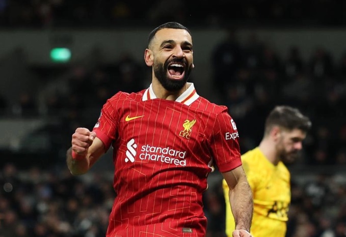 Pemain Liverpool Mohamed Salah berselebrasi usai mencetak gol ke gawang Tottenham Hotspur di ajang Liga Inggris. (Twitter/@LFC)
