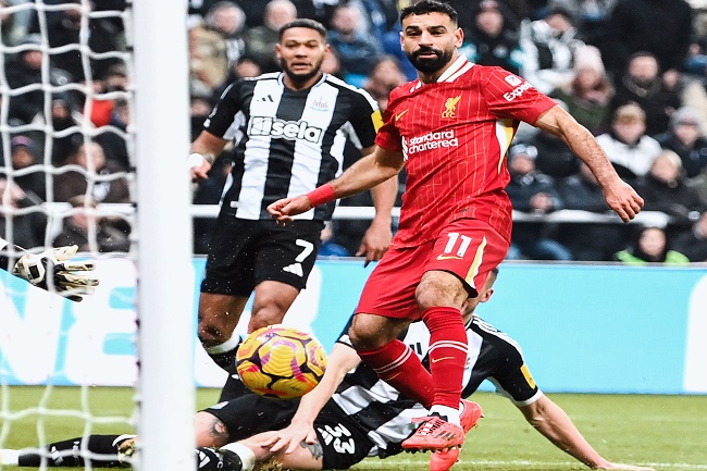 Pemain Liverpool Mohamed Salah saat melepas bola ke gawang Newcastle United dalam laga lanjutan Liga Inggris. (Twitter/@LFC)