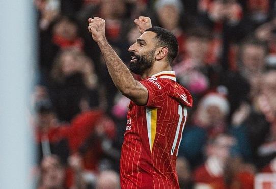 Pemain Liverpool Mohamed Salah berselebrasi usai mencetak gol ke gawang Leicester City dalam laga lanjutan Premier League. (Twitter/@LFC)