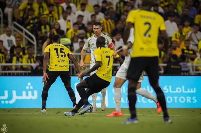 Pemain Al-Nassr Cristiano Ronaldo saat mencoba melewati hadangan para pemain Ittihad dalam laga lanjutan Liga Saudi. (Twitter/@AlNassrFC_EN)