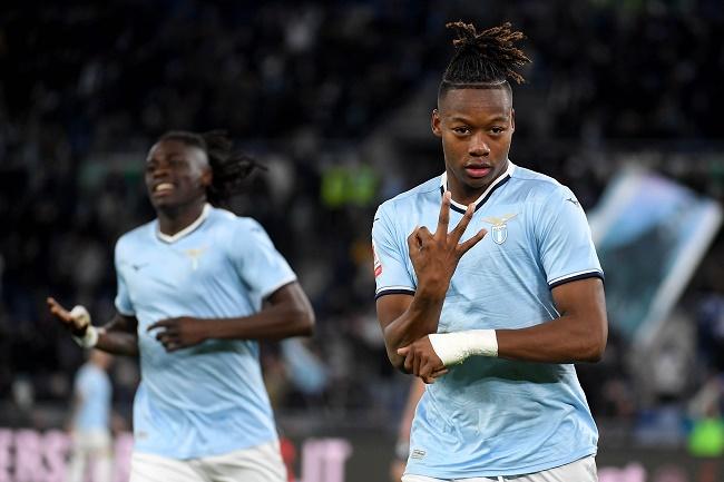 Pemain Lazio Tijjani Noslin (kanan) berselebrasi usai mencetak gol ke gawang Napoli dalam laga babak 16 besar Coppa Italia. (Twitter/@SerieA)
