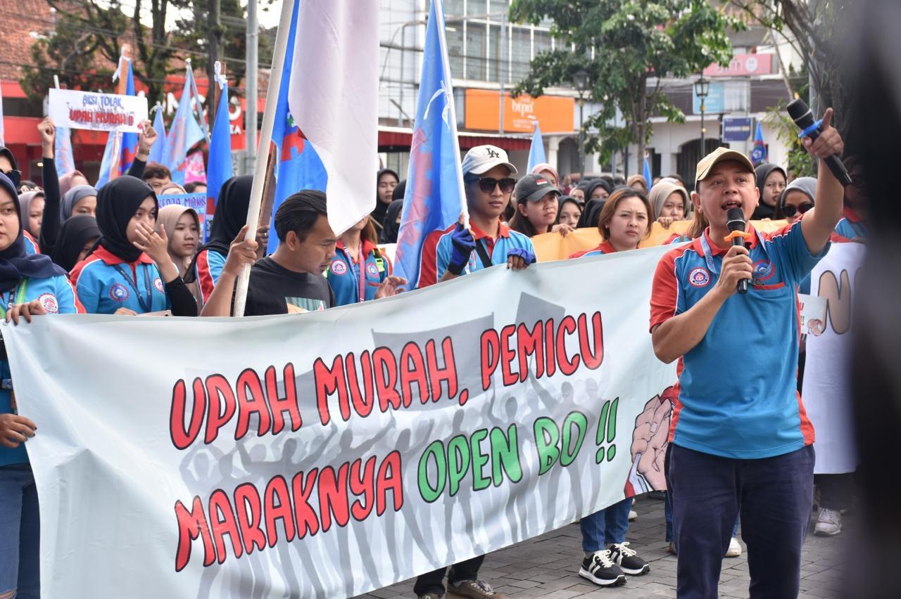 Ratusan pekerja di Kota Salatiga saat menggelar aksi demonstrasi. (Dok.Pemkot Salatiga)