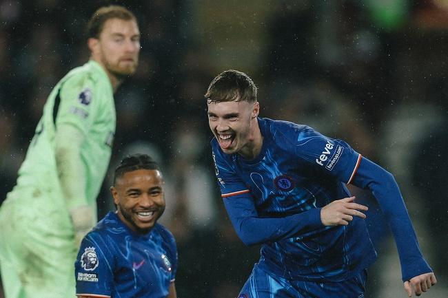 Pemain Chelsea Cole Palmer (kanan) berselebrasi usai mencetak gol ke gawang Southampton dalam laga lanjutan Liga Inggris.(Twitter/@ChelseaFC)