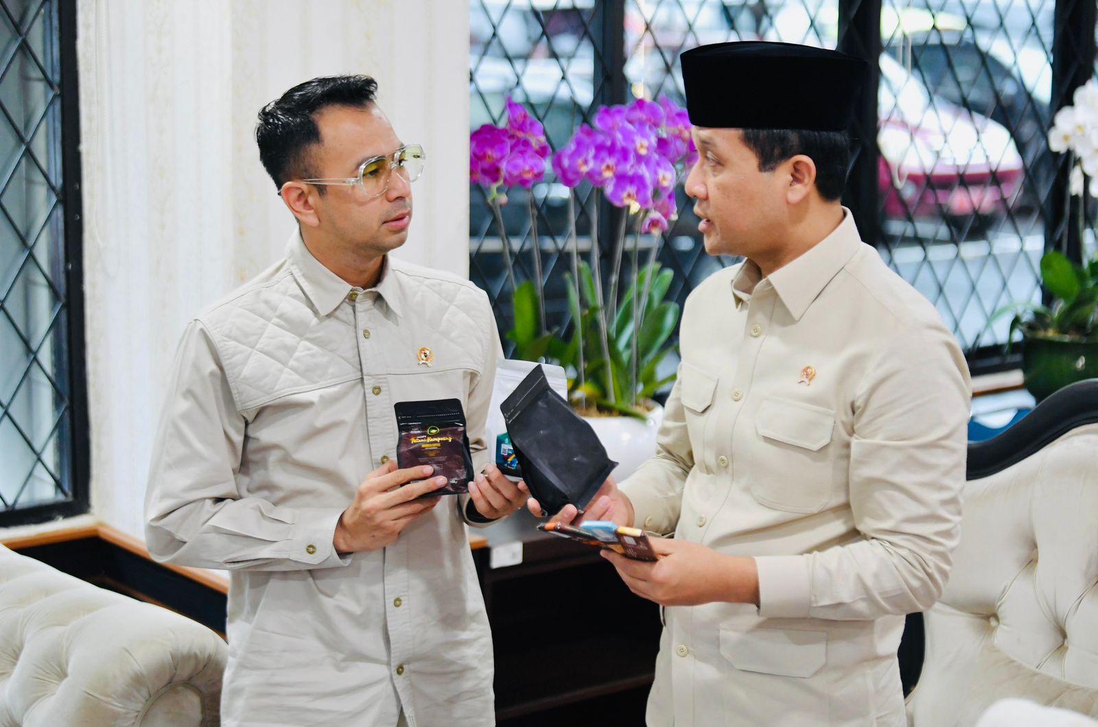 Utusan Khusus Presiden RI bidang Generasi Muda dan Pekerja Seni Raffi Ahmad (kiri) saat bertemu dengan Menteri Transmigrasi M. Iftitah Sulaiman. (Dok.KemenTrans)