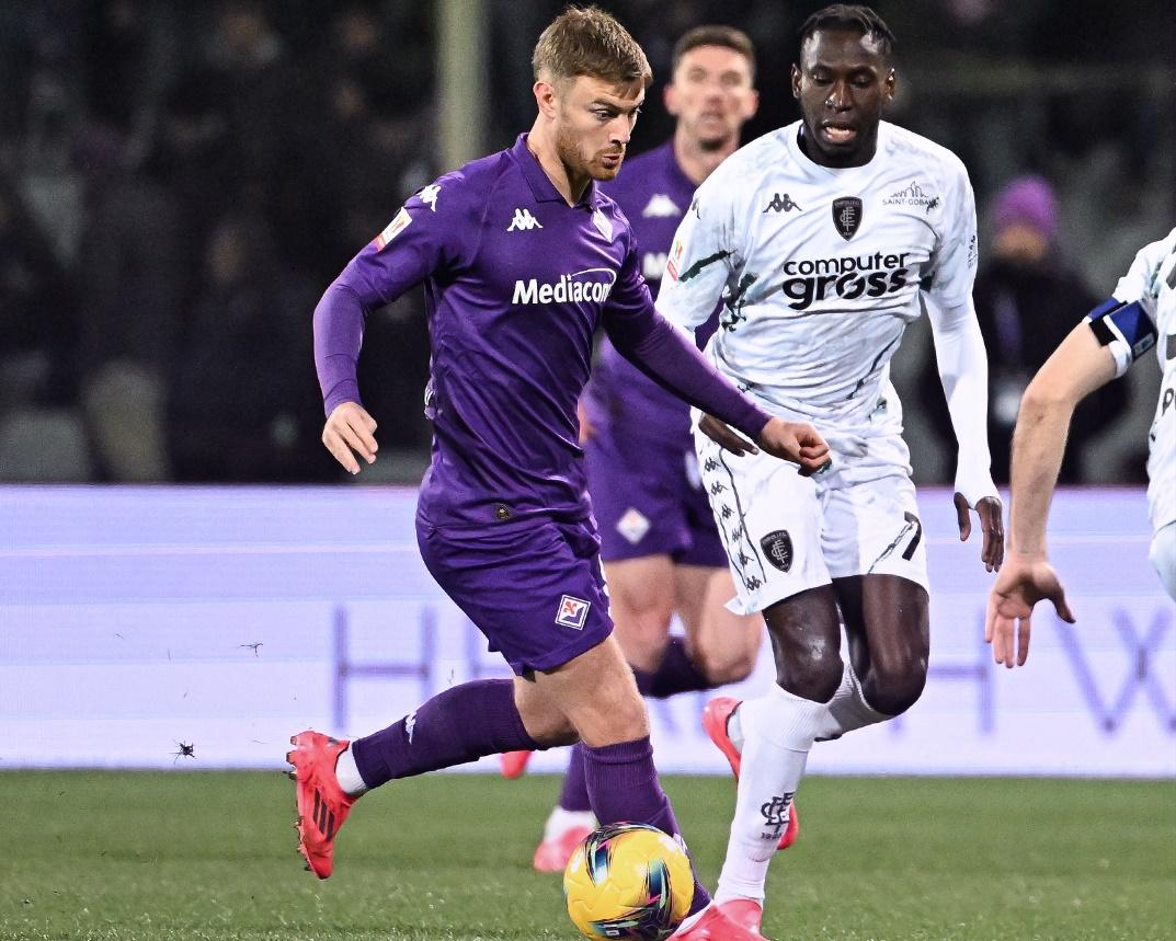 Pemain Fiorentina dan Empoli berebut bola dalam laga babak 16 besar Coppa Italia. (Twitter/@ACFFiorentinaEN)