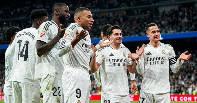 Para pemain Real Madrid berselebrasi usai mencetak gol ke gawang Sevilla dalam pertandingan lanjutan La Liga Spanyol. (Twitter/@realmadrid)