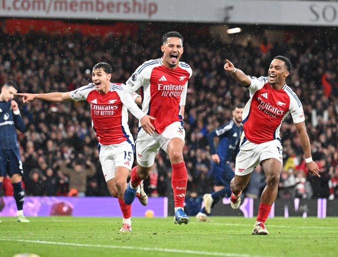 Para pemain Arsenal berselebrasi usai mencetak gol ke gawang Manchester United dalam laga lanjutan Liga Inggris. (Twitter/@Arsenal)