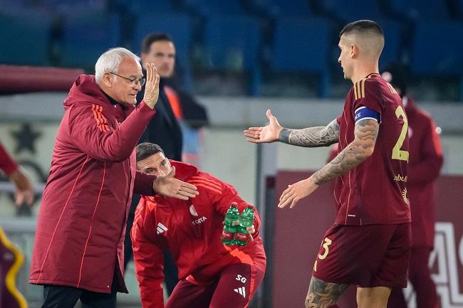Pelatih AS Roma Claudio Ranieri (kiri) berselebrasi dengan pemainnya usai AS Roma menang atas Lecce di ajang Serie A Italia. (Twitter/@OfficialASRoma)