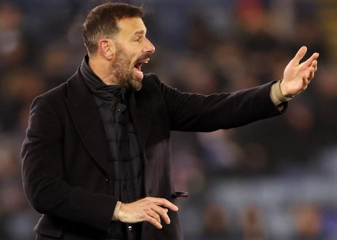 Ruud van Nisterlrooy saat mendampingi timnya Leicester City dalam pertandingan melawan West Ham. (Twitter/@LCFC)